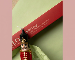 Sir Toby Nussknacker-Kerze mit Verpackung und roséfarbenen Seitenrändern