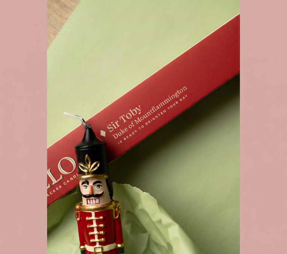 Sir Toby Nussknacker-Kerze mit Verpackung und roséfarbenen Seitenrändern